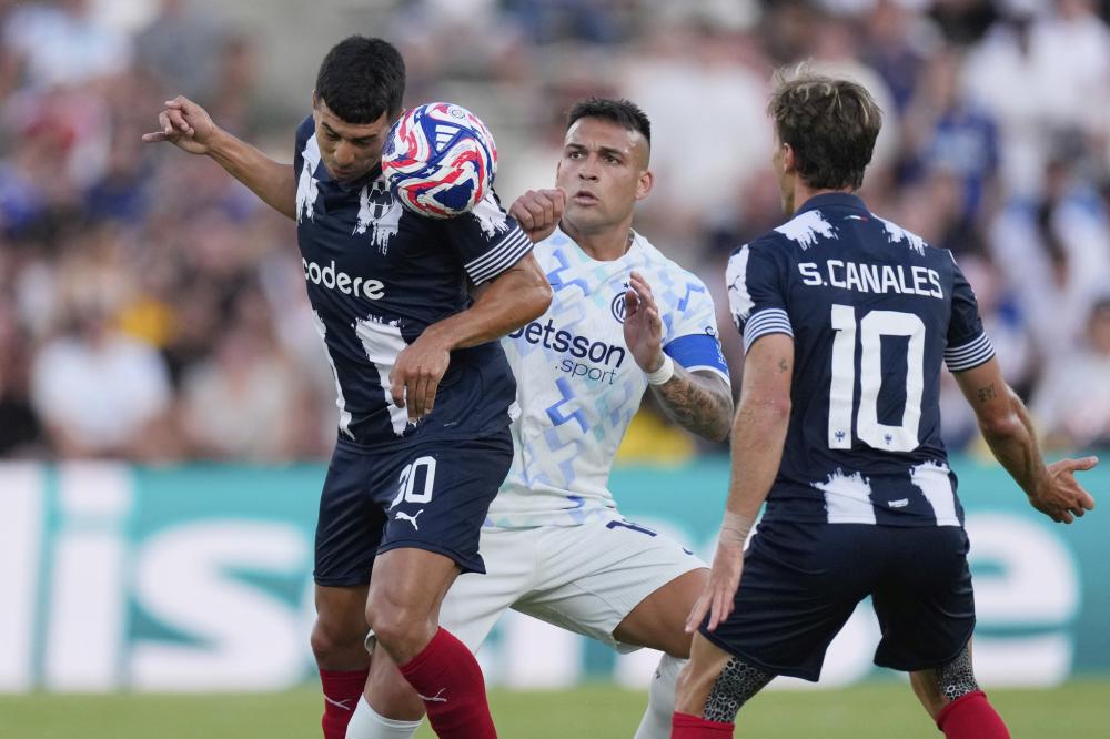 半场：马竞1-0圣吉罗斯，阿尔瓦雷斯破门，格列兹曼进球被吹